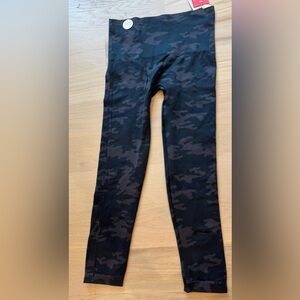 NEW Spanx Cropped Leggings Black Camo Medium NWT Camouflage